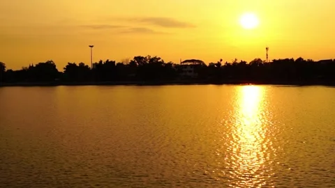 Sunset view of the river in the evening.sunset view of the river in the evening. Видео 171799454