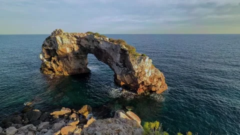 Sunset view of rocky sea arch at Cala Santanyí, Mallorca. Vídeo Stock 339758960