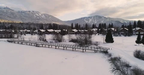 Sunset View Of A Ski Resort And Small Mountain Village On A Snowy Winter Day 스톡 동영상 84751625