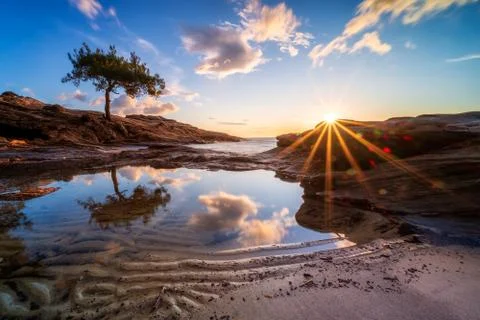 Sunset view with sun rays and beautiful reflections Foto stock