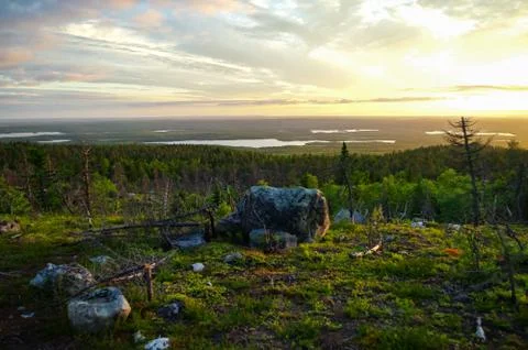 Sunset view to taiga forest and lakes from Mountain Vottovaara, Karelia, Russ Foto stock