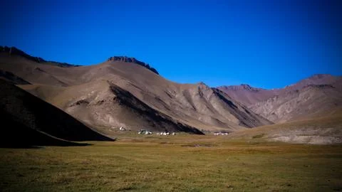 Sunset view to Tash-Rabat river and valley in Naryn province, Kyrgyzstan Foto stock