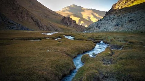 Sunset view to Tash-Rabat river and valley in Naryn province, Kyrgyzstan Foto stock