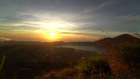 Sunset view from the top of the mountain Vídeos de archivo 132931640