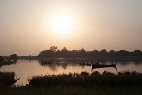 Sunset view from U-Bien Bridge, Mandalay, Myanmar 스톡 사진