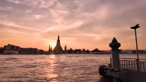 Sunset view of Wat Arun temple on the Chao Phraya river Video stock 331843294