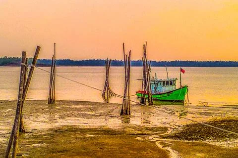 Sunset view while looking at the boat mooring 库存照片