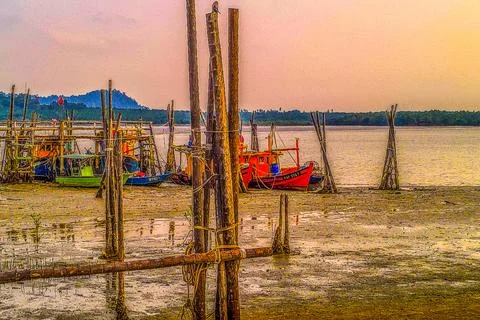 Sunset view while looking at the boat mooring 库存照片