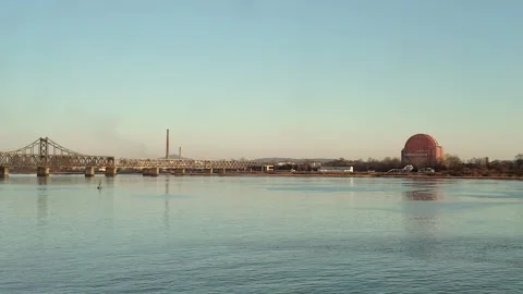 Sunset view of the Yalu River Broken Bridge in Dandong Video stock 331129715