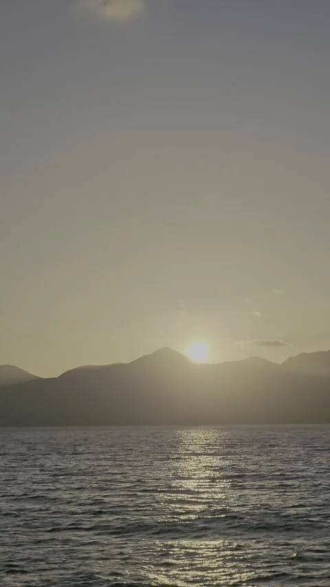 Sunset viewed from the sea, off the coast of Lanzarote 库存影片 327985192