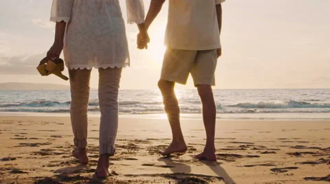 Sunset Walk on a Tropical Beach. Happy Retired Couple on Tropical Vacation. 库存影片 57715443