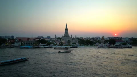 Sunset in Wat Arun Temple, Chao Phraya river in Bangkok, Thailand 스톡 동영상 188979859