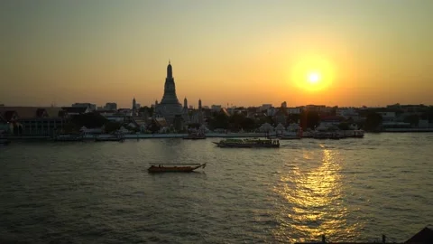 Sunset in Wat Arun Temple, Chao Phraya river, Bangkok, Thailand 스톡 동영상 188980419