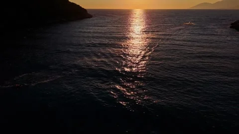 Sunset in the water Stockbeeldmateriaal 341610210