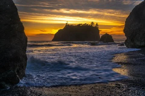 Sunset Waves and Sea Stacks at Ruby Beach, Washington State Foto stock