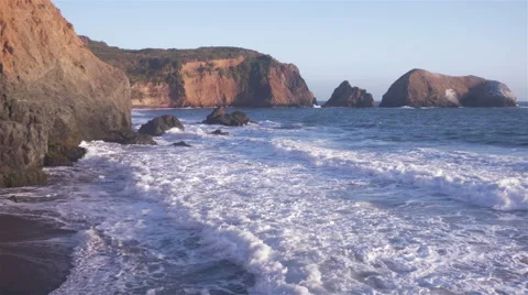 Sunset waves crash against cliffs 4k Stockbeeldmateriaal 41929251