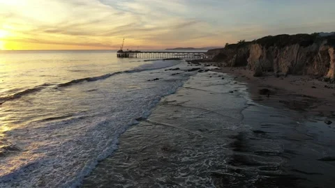 Sunset waves hitting the sand Vídeo Stock 137426756