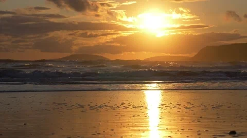Sunset waves overlooking Bardsey Island, North Wales 動画素材 141532966