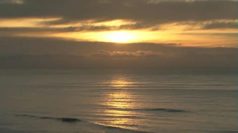 Sunset with waves rolling in 動画素材 1102042