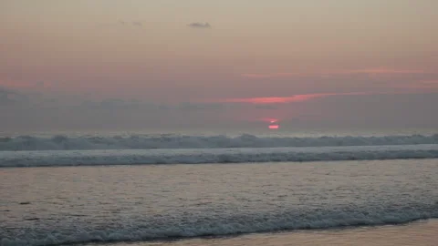 Sunset waves under pink sky , Seminyak Beach, Bali 库存影片 336514866