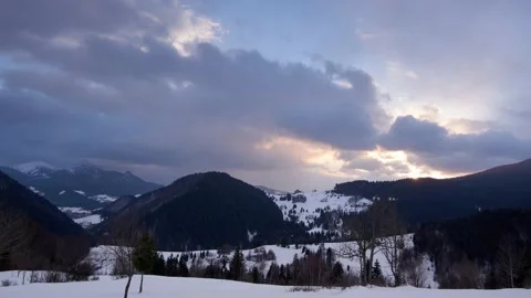 Sunset in winter ,Clouds move in the sky. Time lapse. Stock-Footage 152443192