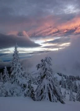 Sunset in the winter mountains Foto stock