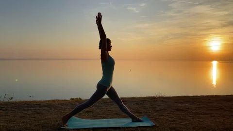 Sunset yoga 動画素材 136662415