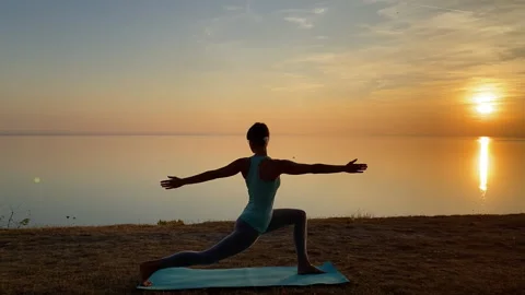 Sunset yoga by the lake 動画素材 135501187