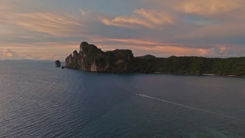 Sunset Zoom In of Phi Phi Island Cliffs and Ocean Horizon 動画素材 308915208