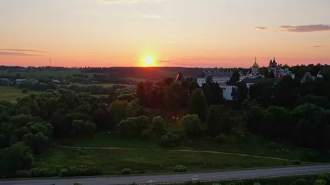 Sunset in Zvenigorod with a view of the Drone Monastery 库存影片 255908328
