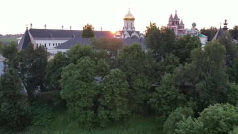 Sunset in Zvenigorod with a view of the Drone Monastery 库存影片 255908353