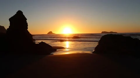 Sunset,rocks,beach,golden light Видео 235723681