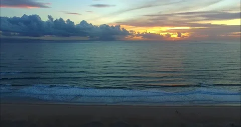 Sunsetsunset in the ocean small waves 스톡 동영상 226193304