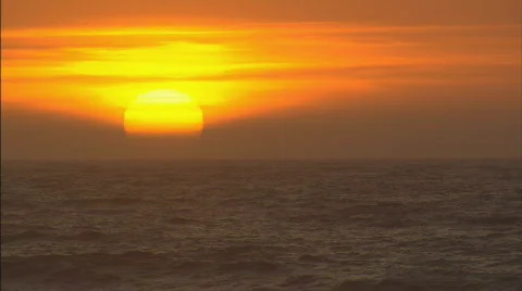 SunSettingOverOceanCU Stockbeeldmateriaal 437203