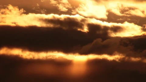 Sunshine of a bright sun seen through the clouds 스톡 동영상 171367986