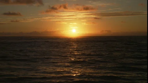 Sunshine on the Pacific at sunset 库存影片 345293563