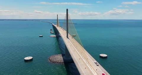 Sunshine Skyway Bridge in Florida, USA. Driving traffic over Tampa Bay Vídeo Stock 301734432