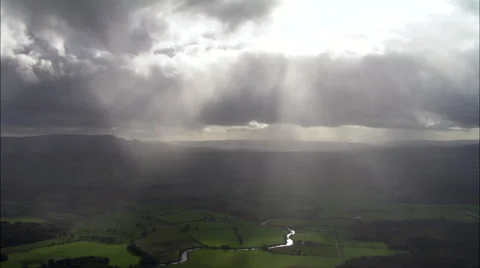 Sunstreaks Through Dark Clouds Over Fields, Trees And Meandering River. Vídeos de archivo 65259392