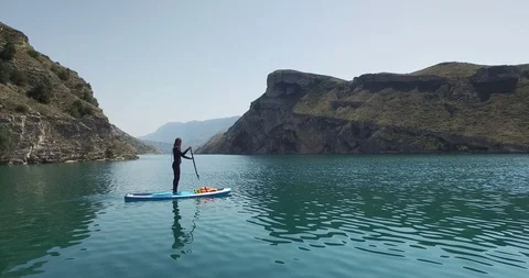 SUP in a mountain lake. Video stock 95015727
