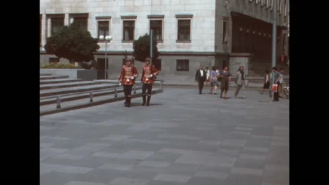 SUPER 8 - BULGARIA - guards front of Georgi Dimitrov Mausoleum - Sofia - 1977 스톡 동영상 170517288