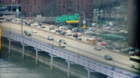 Super 8 highway exit 2 brooklyn bridge and nyc cityscape Vídeos de archivo 251211717