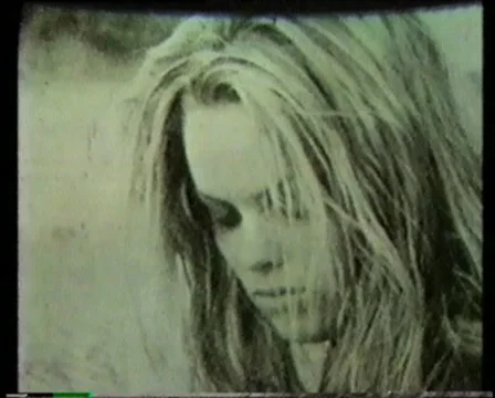 Super 8 model sitting on beach Vídeo Stock 10878614