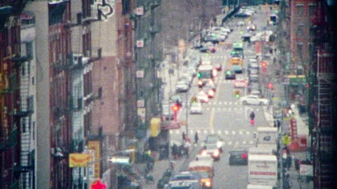 Super 8 pulled back view of a booming delancey street in manhattan nyc Vídeos de archivo 251212205