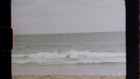 Super 8 | Running into the beach Video stock 122612869
