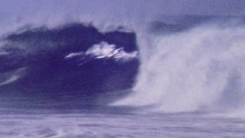 Super 8mm Large Ocean wave breaking. 스톡 동영상 135318866