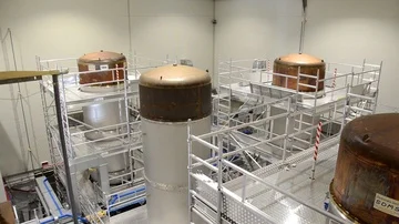 The super attenuator of the Virgo interferometer Vídeo Stock 85518149