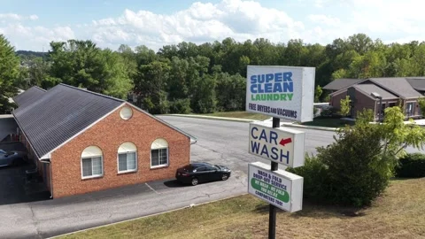 Super Clean Laundry sign and brick building Vídeos de archivo 346105602