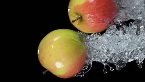 Super close-up of the two red-green apples bouncing from the water Video stock 212739606