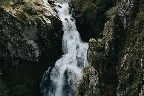 Super close up of a waterfall in the middle of the mountains relax and insp.. Fotos Stock