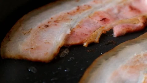 Super macro of bacon being fried in a pan. Vídeos de archivo 88313341
